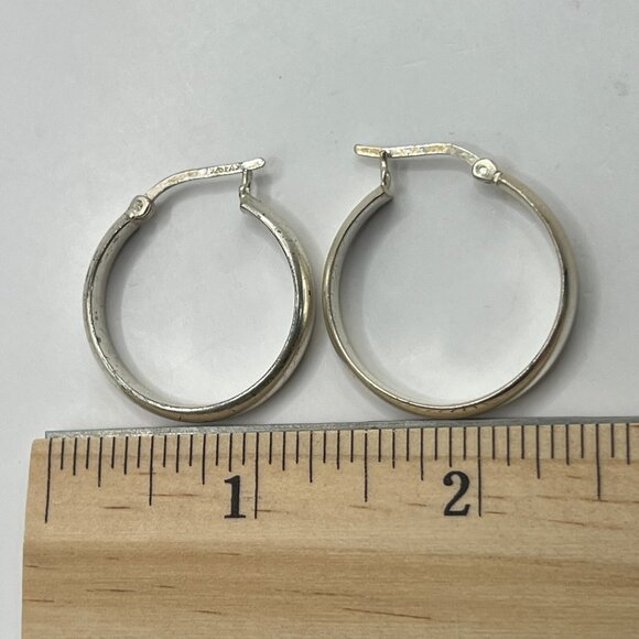 Pierced Hoop Earrings Shiny Silver Tone 1 inch‎ Saddleback Hinged Closure - Picture 3 of 7